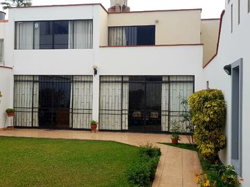 Venta de hermosa Casa en exclusiva zona de Miraflores con amplio jardin