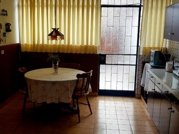 Venta de hermosa Casa en exclusiva zona de Miraflores con amplio jardin