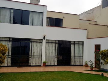 Venta de hermosa Casa en exclusiva zona de Miraflores con amplio jardin