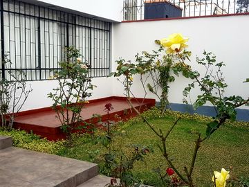 Venta de hermosa Casa en exclusiva zona de Miraflores con amplio jardin