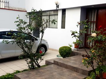 Venta de hermosa Casa en exclusiva zona de Miraflores con amplio jardin