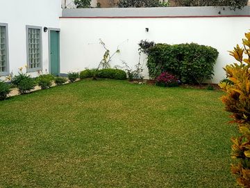 Venta de hermosa Casa en exclusiva zona de Miraflores con amplio jardin