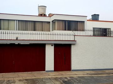 Venta de hermosa Casa en exclusiva zona de Miraflores con amplio jardin
