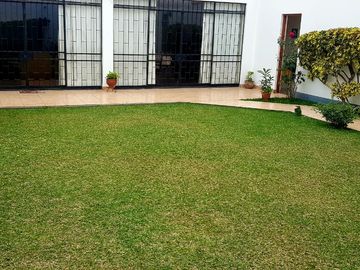 Venta de hermosa Casa en exclusiva zona de Miraflores con amplio jardin