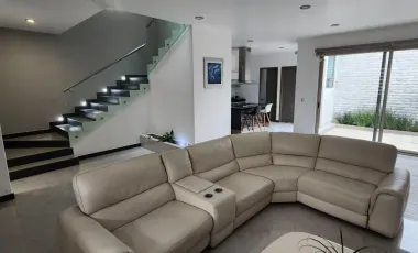 Casa en Venta de 3 Pisos, en Residencial Los Cedros, en Pachuca, Hidalgo.