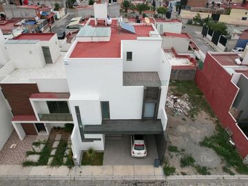 Casa en Venta de 3 Pisos, en Residencial Los Cedros, en Pachuca, Hidalgo.
