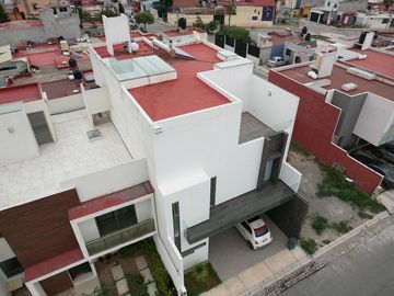 Casa en Venta de 3 Pisos, en Residencial Los Cedros, en Pachuca, Hidalgo.