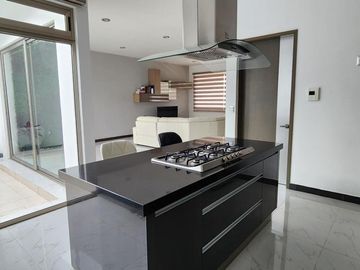 Casa en Venta de 3 Pisos, en Residencial Los Cedros, en Pachuca, Hidalgo.