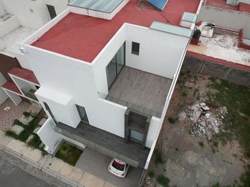 Casa en Venta de 3 Pisos, en Residencial Los Cedros, en Pachuca, Hidalgo.