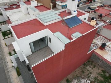 Casa en Venta de 3 Pisos, en Residencial Los Cedros, en Pachuca, Hidalgo.