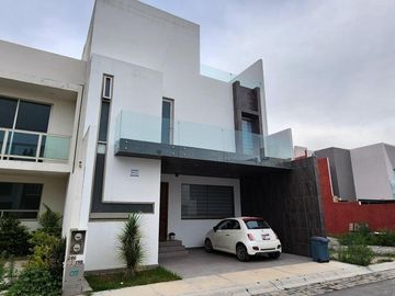 Casa en Venta de 3 Pisos, en Residencial Los Cedros, en Pachuca, Hidalgo.