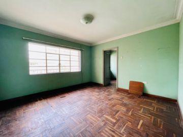 Venta de buena casa como terreno en san Isidro