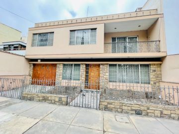 Venta de buena casa como terreno en san Isidro