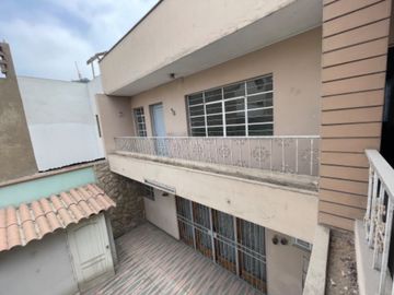 Venta de buena casa como terreno en san Isidro