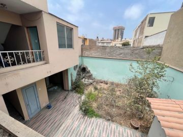 Venta de buena casa como terreno en san Isidro
