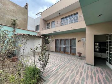 Venta de buena casa como terreno en san Isidro