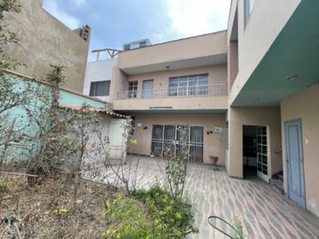 Venta de buena casa como terreno en san Isidro