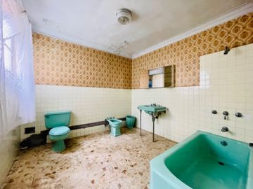 Venta de buena casa como terreno en san Isidro