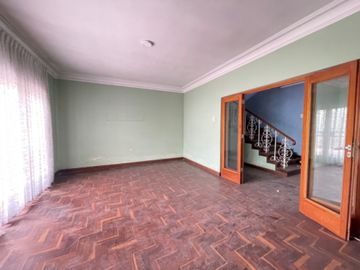Venta de buena casa como terreno en san Isidro