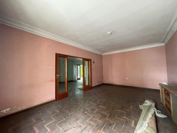 Venta de buena casa como terreno en san Isidro