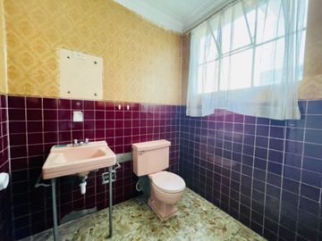 Venta de buena casa como terreno en san Isidro