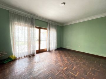 Venta de buena casa como terreno en san Isidro