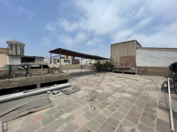 Venta de buena casa como terreno en san Isidro