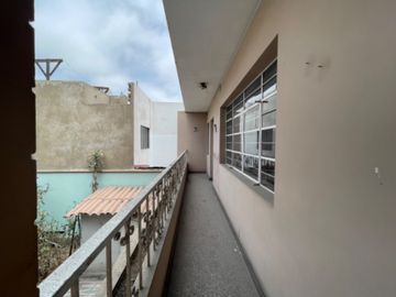 Venta de buena casa como terreno en san Isidro