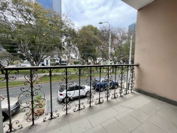 Venta de buena casa como terreno en san Isidro