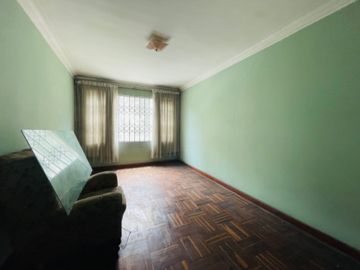 Venta de buena casa como terreno en san Isidro