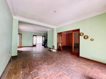 Venta de buena casa como terreno en san Isidro