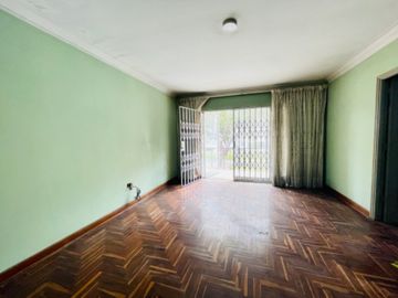 Venta de buena casa como terreno en san Isidro