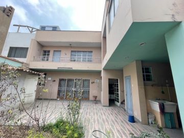 Venta de buena casa como terreno en san Isidro
