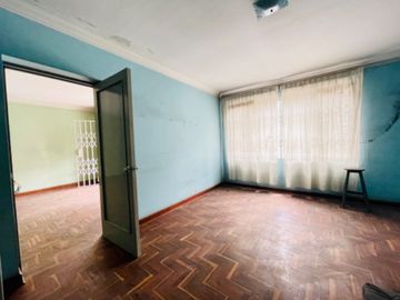 Venta de buena casa como terreno en san Isidro