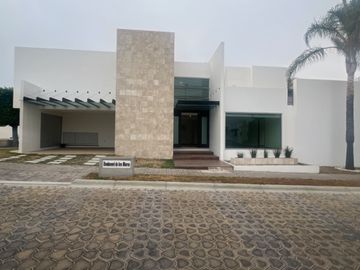 CASA EN VENTA CLUSTER  999 LOMAS DE ANGELOPOLIS