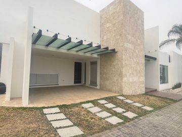 CASA EN VENTA CLUSTER  999 LOMAS DE ANGELOPOLIS
