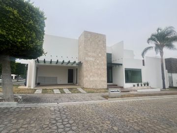 CASA EN VENTA CLUSTER  999 LOMAS DE ANGELOPOLIS