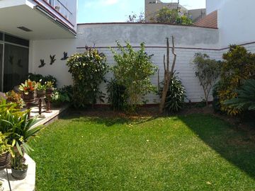 MIRAFLORES CALLE MIGUEL ALJOVIN 414 URB EL ROSEDAL VENTA CASA 5 DORM 6 BAÑOS GARAGE 2 AUTOS