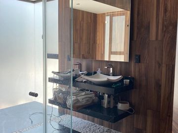 RESIDENCIA EN VENTA EN FRAC. PEDREGAL LA CALERA