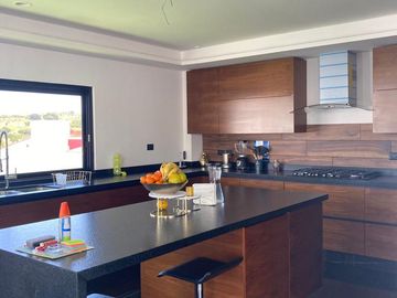 RESIDENCIA EN VENTA EN FRAC. PEDREGAL LA CALERA