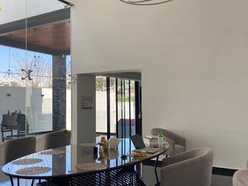 RESIDENCIA EN VENTA EN FRAC. PEDREGAL LA CALERA