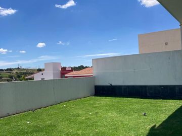 RESIDENCIA EN VENTA EN FRAC. PEDREGAL LA CALERA