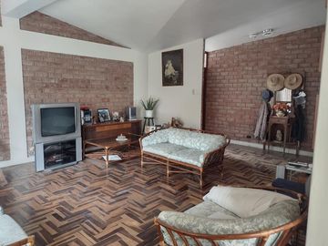 VENTA CASA SANTA EULALIA CONDOMINIO CERCA PLAZA PRINCIPAL 860 M2 185 MIL DOLARES