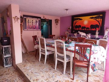 VENDO CASA  AMPLIA DE 4 RECMARAS, UBICADA FRENTE A PARQUESITO