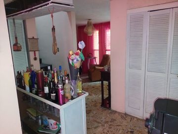 VENDO CASA  AMPLIA DE 4 RECMARAS, UBICADA FRENTE A PARQUESITO