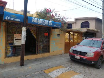 VENDO CASA  AMPLIA DE 4 RECMARAS, UBICADA FRENTE A PARQUESITO