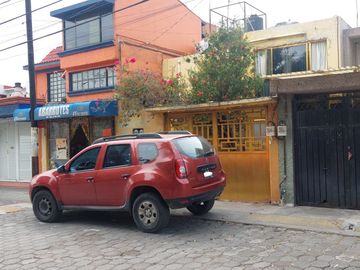VENDO CASA  AMPLIA DE 4 RECMARAS, UBICADA FRENTE A PARQUESITO