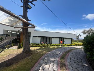 Mira - Carchi - De Venta Hermosa Finca Aguacatera con Casa Moderna de 500m2