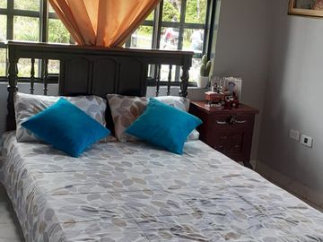 VENTA DE AMPLIA CASA CON ESPECTACULAR VISTA EN CAJAMARCA VALLE