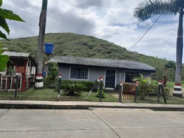 VENTA DE AMPLIA CASA CON ESPECTACULAR VISTA EN CAJAMARCA VALLE